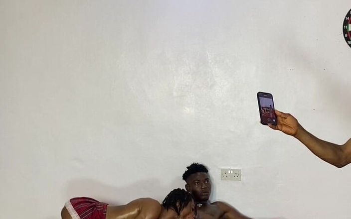 Blackthug20k: 맨발로 섹스하는 젊은 흑인 남자