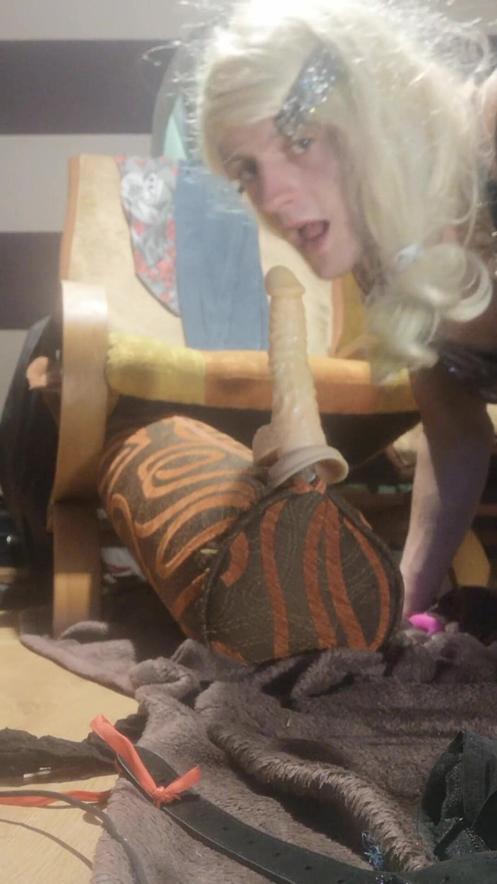 Transetka22xyz: 암캐가 딜도를 타다