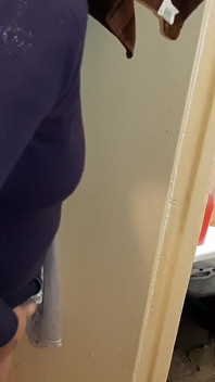 Ma belle-mère vérifie ma copine dans la salle de bain et se masturbe
