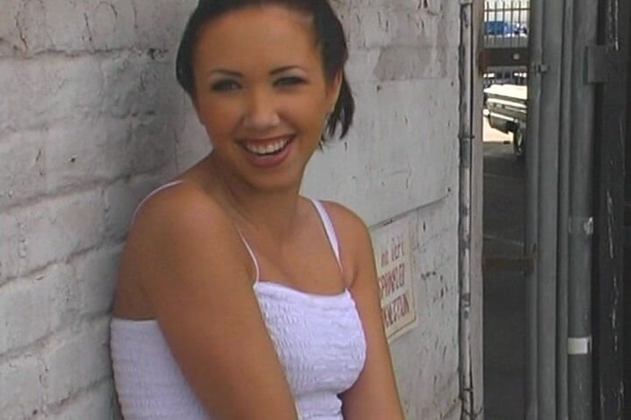 THAGSON RETRO: Cewek hot rambut cokelat dientot habis-habisan di ruang bawah tanah