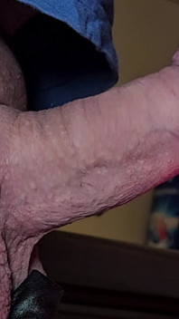 Pipe avec un bâton siliconé. Éjaculation au fond des couilles