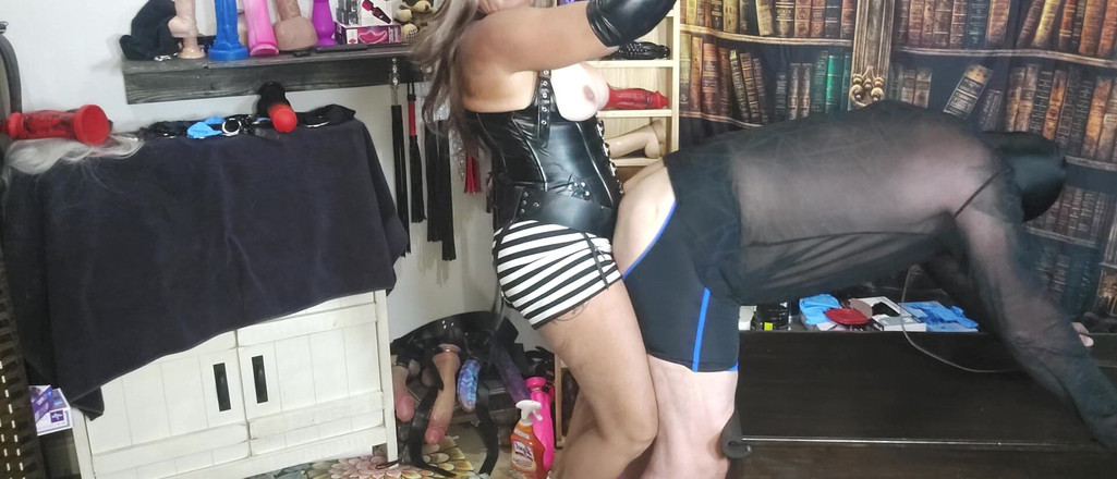 Blondies Pegging Center: Блондиночка танцует, засовывая ее член в его задницу