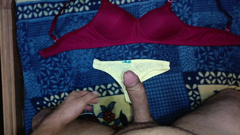 Desi shikha: Un garçon indien sexy masturbe une énorme bite sur de la...