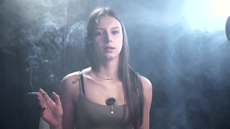 Russian Smokers: Sesiune de fumat solo calmă în studio cu soft smoke și contact...