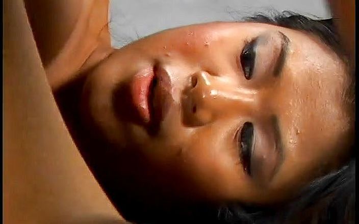 First Black Sexperience: Een Aziatische met een mooie grote kont wordt in haar...