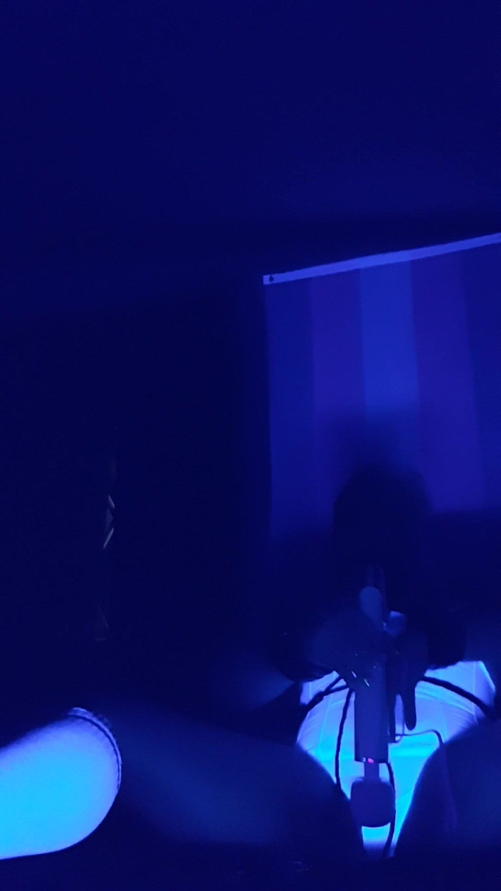 Roxxie rae page: Black Light, auto-bondage