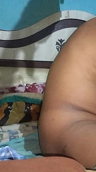 Desi bhabhi quenkt ihre lust in einer regennacht