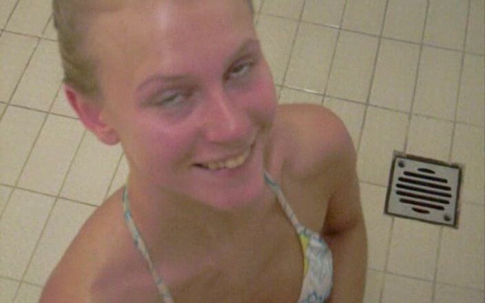 Blondehexe: Teeny Im Schwimmbad