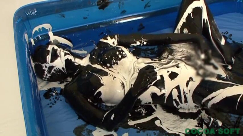 Cocoa Soft: Garota asiática pintada de preto se masturba com um vibrador...