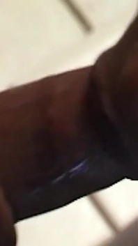 더블 팀을 이루기 전에 매끄럽게 면도한 만족할 줄 모르는 흑누나 밀프
