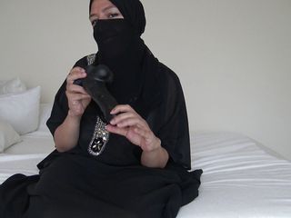 Souzan Halabi: Une femme algérienne humilie la petite bite de son mari...