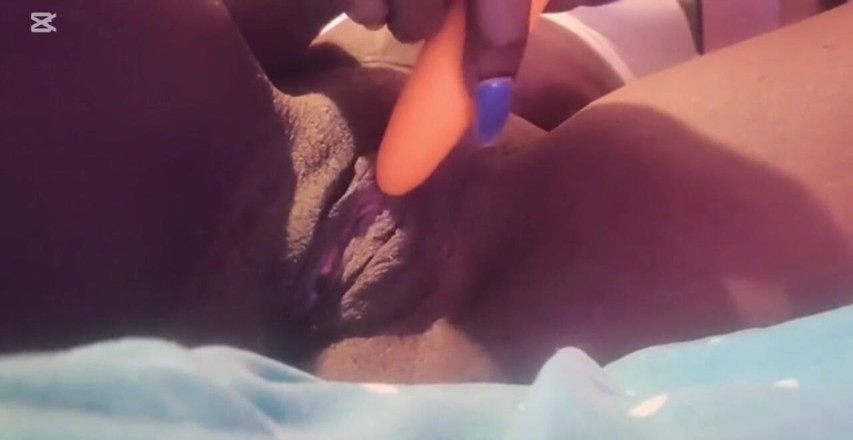 Loren Khalifa: La miLF Mia torna dalla spiaggia e si masturba la...