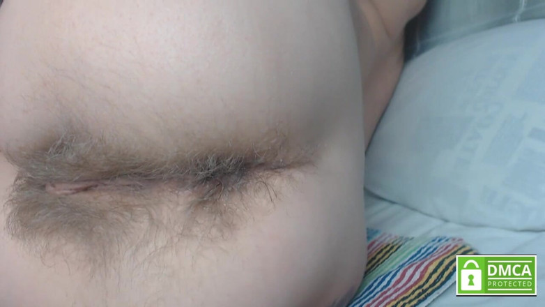 Risky Hairy Couple: Kıllı göt deliğine pembe boncuklar