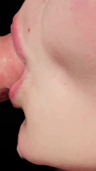 Sünneti ıslak yalıyor ve emiyor! Yavaş oral seks asmr ve ağzına ateşli boşalma!