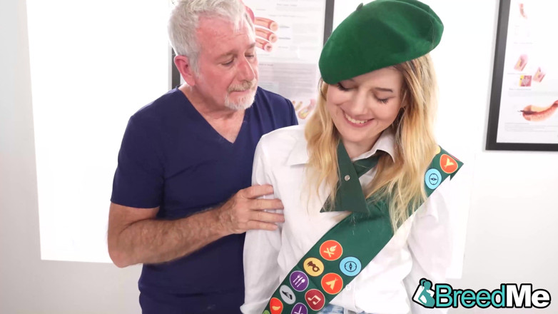 BreedMe: 68 yaşındaki doktor sarışın tatlı kızın doğurgan deliğini dolduruyor