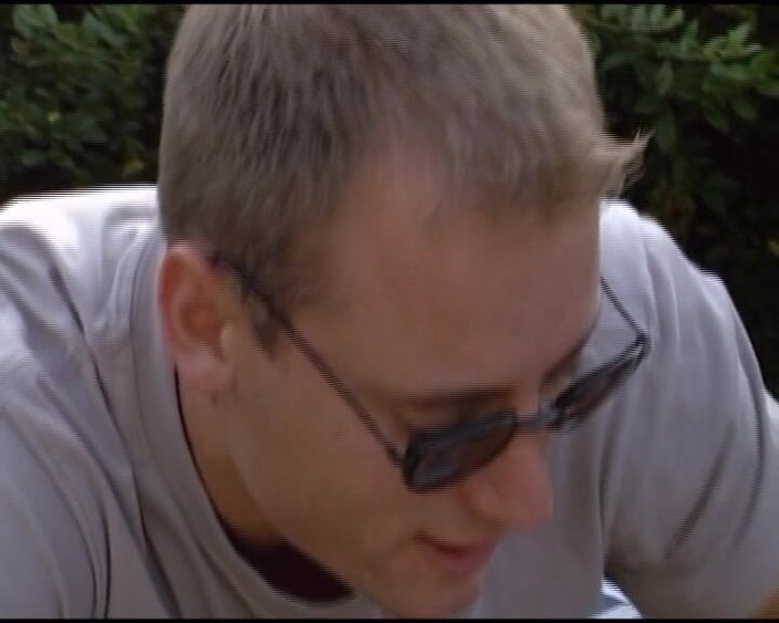 Porno kino: 来自德国的丰满继母在游泳池里被两个男人干