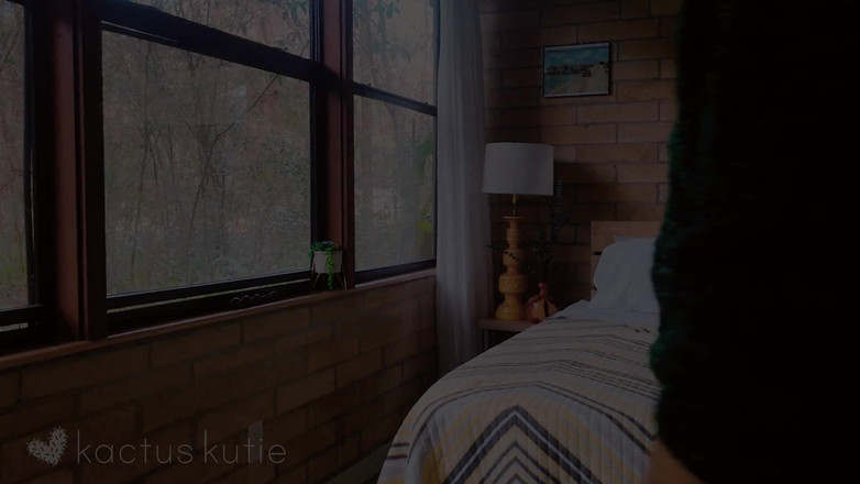 kactus kutie: Orgasmo com vibrador de madeira em uma cabine