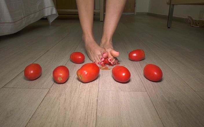 Foot Fetish 4K | By Taworship: Des tomates au ketchup