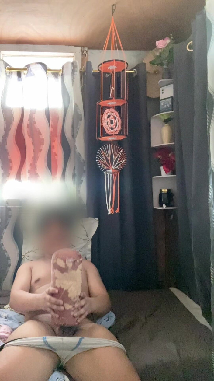 Usable satellite: Мастурбує під час прослуховування музики