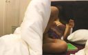 No panties TV: Brunetă cu pizdă strâmtă rasă tachinează pula pe pat