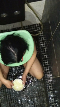 Sexi Wife Taking Enormous Load of Piss on Face
