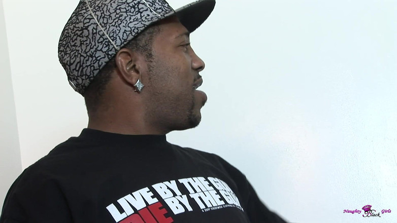 Naughty Black Girls: 兔子邮票女孩同意拿起，但不知道她的天然巨乳吸引了谁