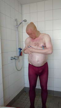 Collant e pantaloni ed anche i pantaloni di una sotto la doccia