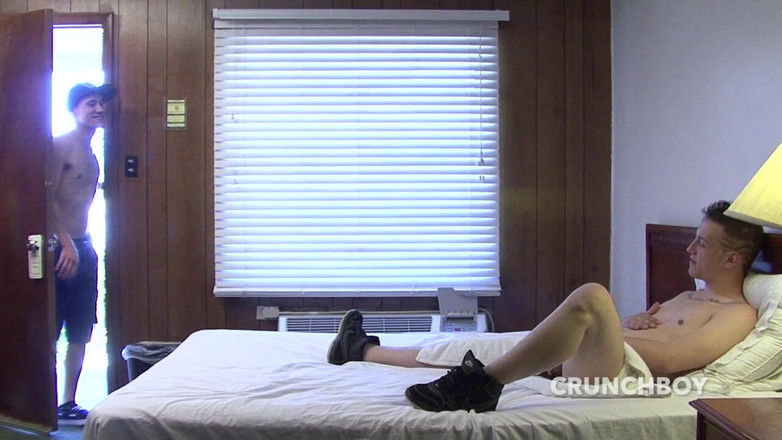 Gaybareback: Lurus muda menerima disedut oleh seorang lelaki gay