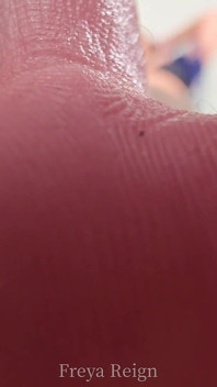 Versehentlich von schmutzigen Riesin-Füßen pOV betritt