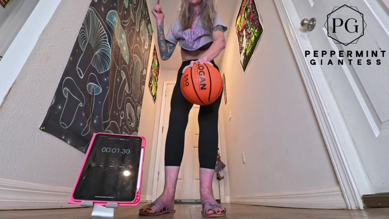 Peppermint Giantess: 6'7 高挑女神单手篮球挑战这些巨大的手能支配多久？