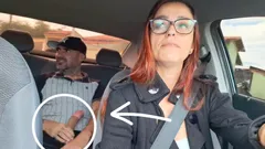 Mulher motorista de aplicativo Pega klant se masturbando por tras