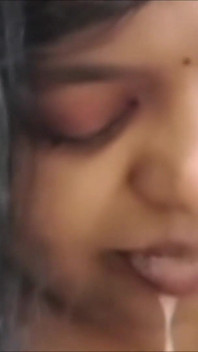 性感的新 bhabi 硬深喉和射在嘴里