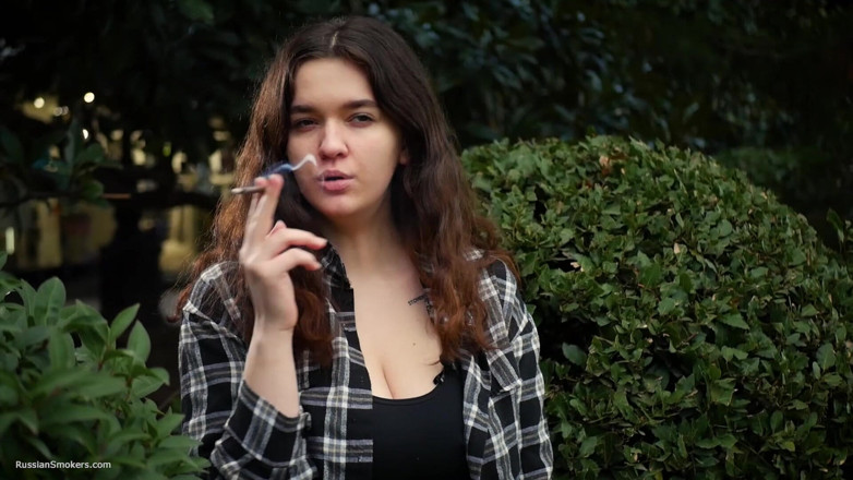 Russian Smokers: Tatlı ve büyük memeli Rus bebek doğada sigara içiyor