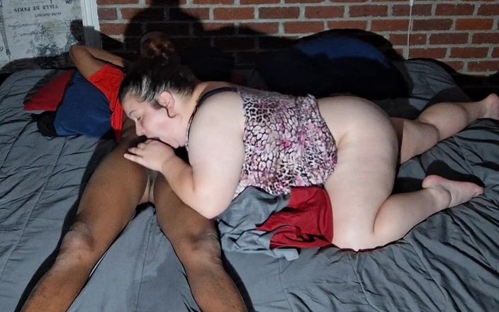 Sloppylynn: İri güzel kadın büyük zenci yarağıyla yemek yiyebiliyor