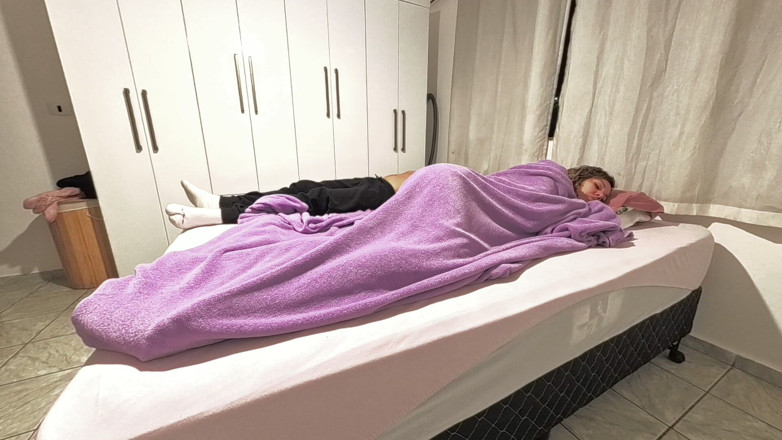 Victor SweetCoupleStories: Můj nevlastní otec mě navštěvuje v noci, aby se vystříkal...