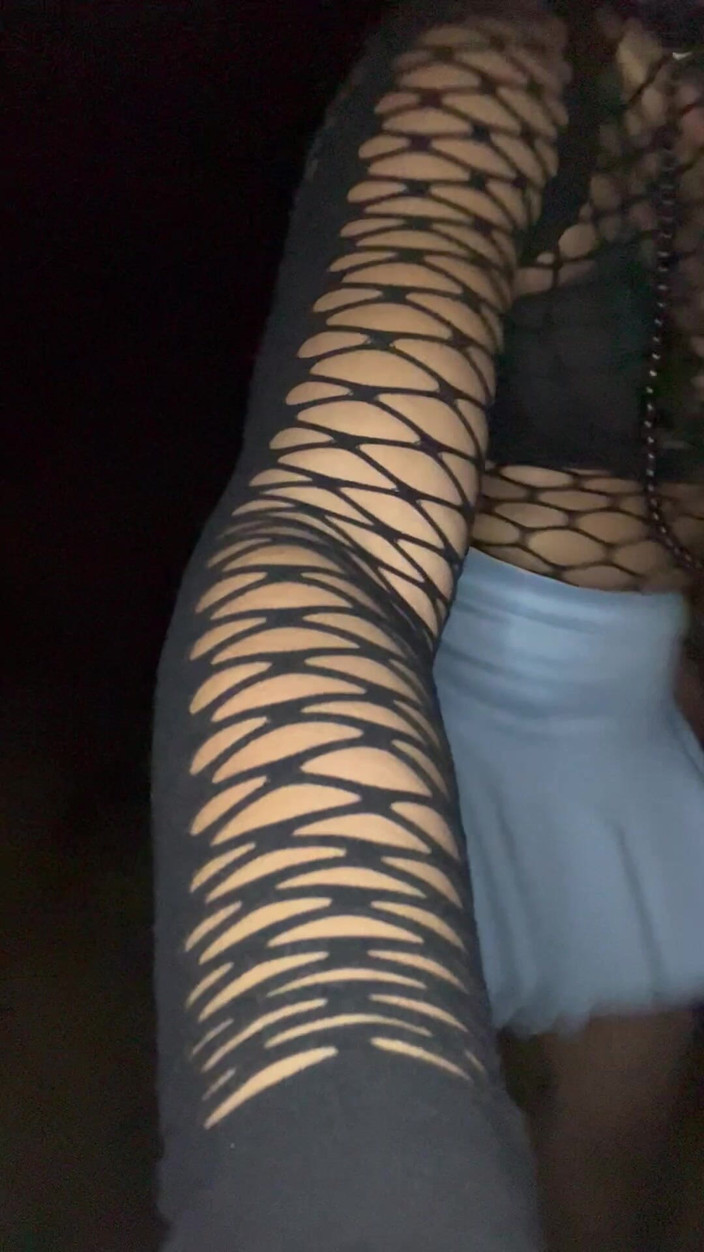 TSJade95: Gece yürüyüşünde işeyen travesti