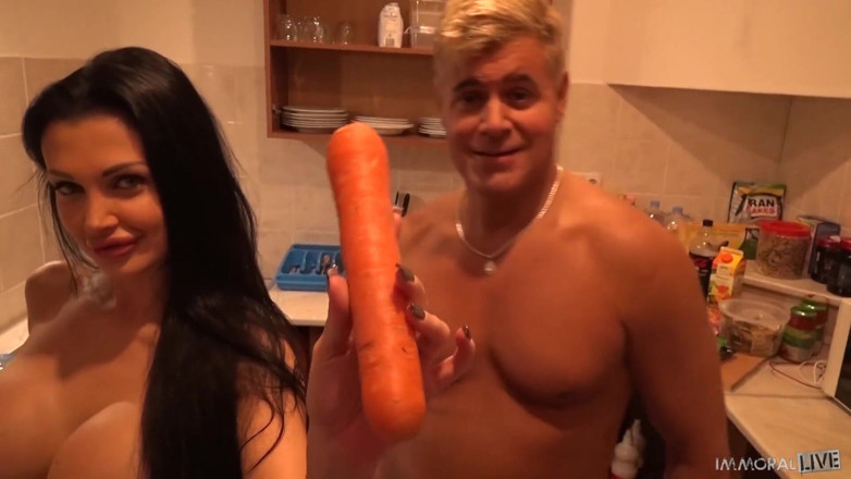 Immoral Live: Alleta is een levende brunette barbie