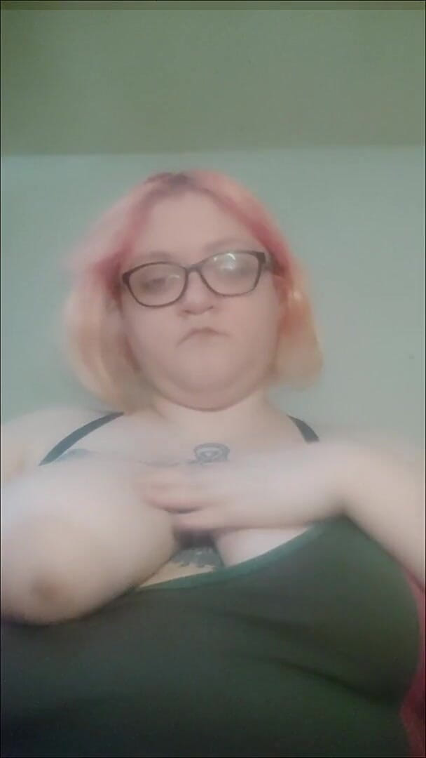 Aneris: BBW grosse amputée jouant avec ses énormes seins - Ralenti amateur