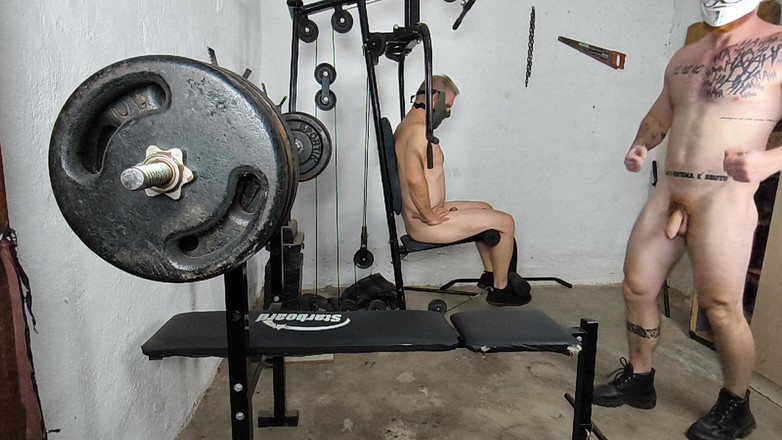 carmonaoficial: Брошенный и обнаженный в спортзале посреди Хэллоуина