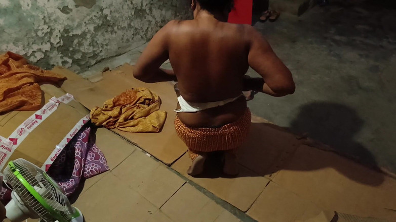 Nirman: Bhabhi s velkým zadkem se převléká a boy watchig