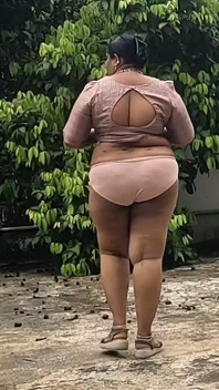 Naughty Bodist Dari India Santai Luar Berbogel, Makan Buah-buahan Segar Dan Menikmatinya