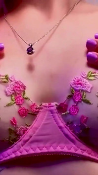 Ballando in lingerie proprio sopra i tuoi occhi
