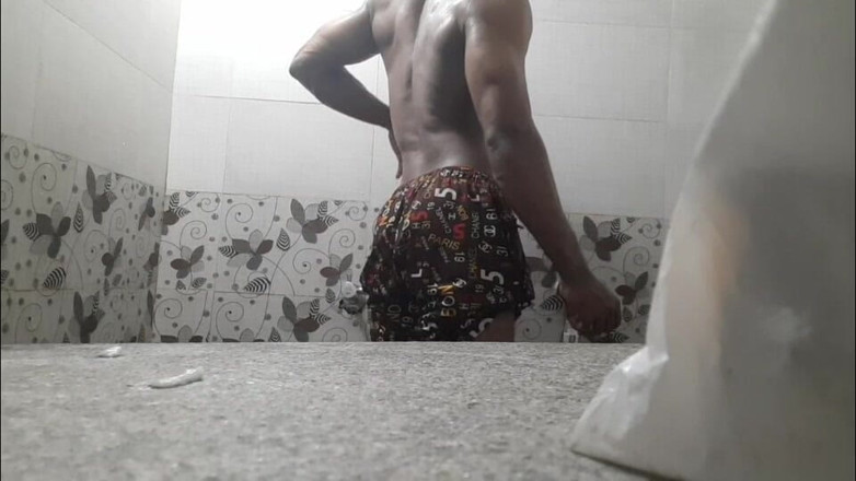 Wheyincognito: Un garçon excité prend une douche dans la salle de...
