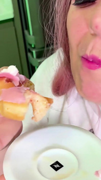 Je lui lèche le cul puis mange son beignet rempli de sperme comme une vraie salope
