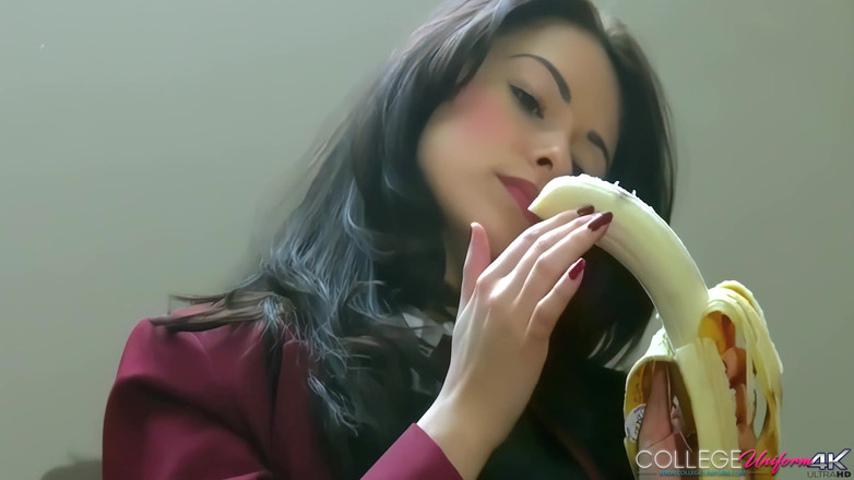 College Uniform: Ava Dalush의 바나나