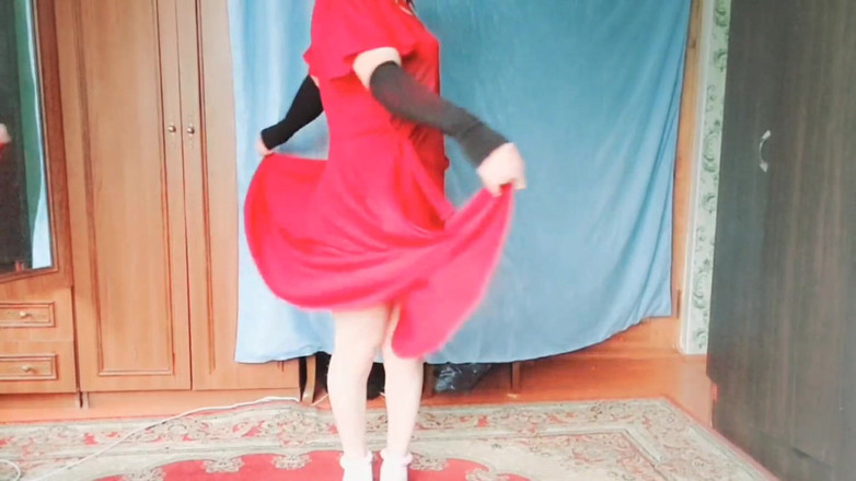 Kitty_Cross: Kadın kılıklı ateşli dansçı üvey kız kardeşinin odasında seksi travesti model...