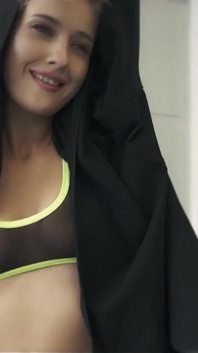 Kort hår lesbisk MILf onanerar