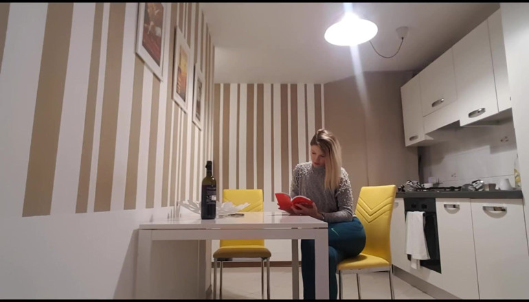 Erotic Tanya: Cewek imut rambut pirang lagi baca buku dan kentut sampai...