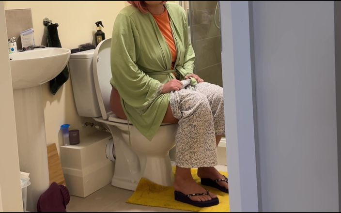 Emma Voyeur: Une belle-mère surprise en train de pisser : la suite vous...