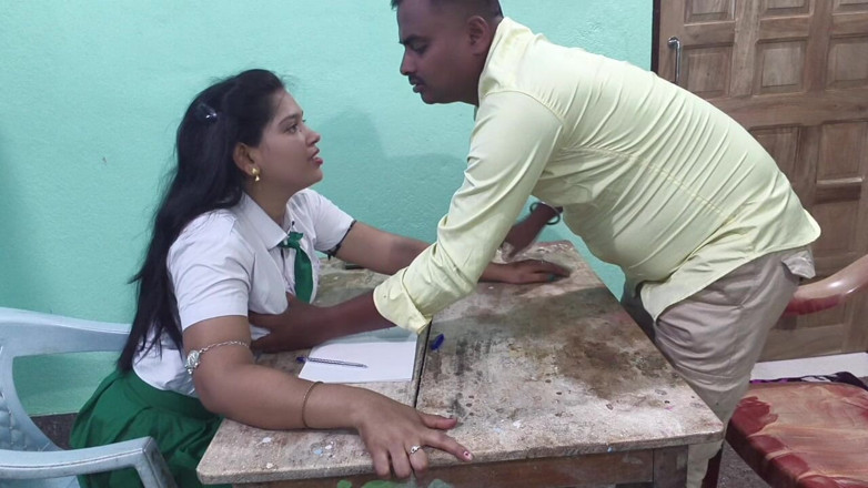 Sona bhabhi: Moje učitelka mě tvrdě ošukala v mém pokoji, když mi...